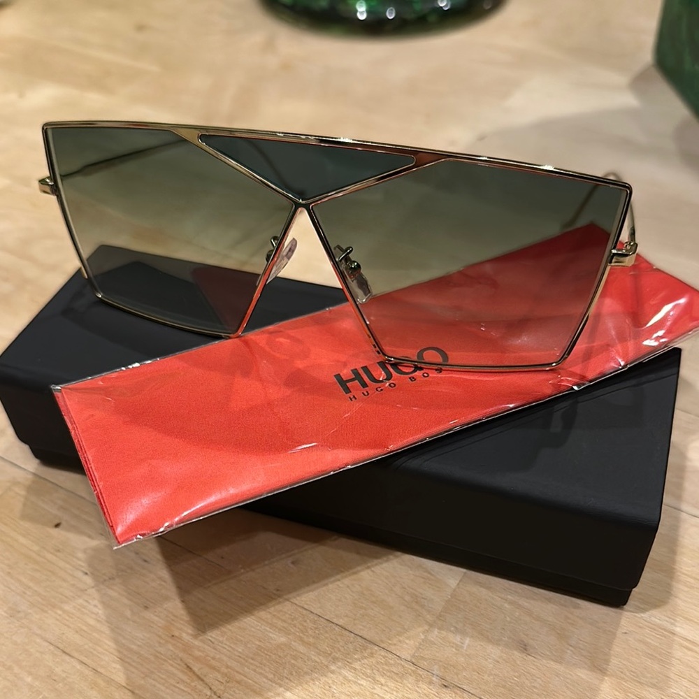 Loewe Geometric Sunglasses in Gold and Green - Picture 9 of 11